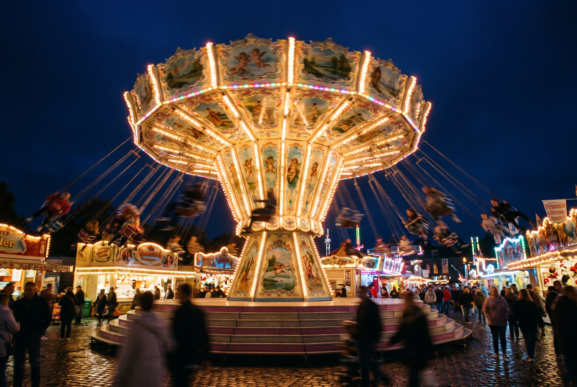 Kettenkarussell in voller Fahrt bei Nacht